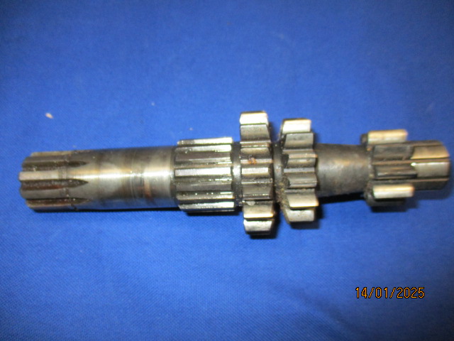   Antriebswelle Getriebe R51/2   9   Z  ähne  in Verbindung mit 1030240 Stirnrad 1 Gang Durchmesser 96,5mm gebraucht   
  (Antriebswelle paßt auch bei R51/3-68 Verzahnungsbild auf Welle nicht relevant)   
   
   
