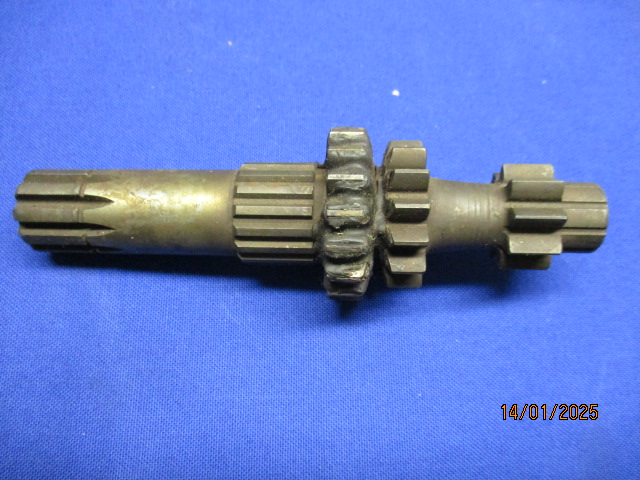  Antriebswelle Getriebe R51/2   9   Z  ähne (NOS) in Verbindung mit 1030240 Stirnrad 1 Gang Durchmesser 96,5mm   
  (Antriebswelle paßt auch bei R51/3-68 Verzahnungsbild auf Welle nicht relevant)   
   
   
