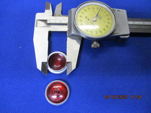 Ladekontrollglas rot(15mm)  R25/0/2,51/2,51/3,67,67/2,67/3,68  und div. Modelle ab 1930
Bitte Bohrung in Ihrem Gehäuse beachten!